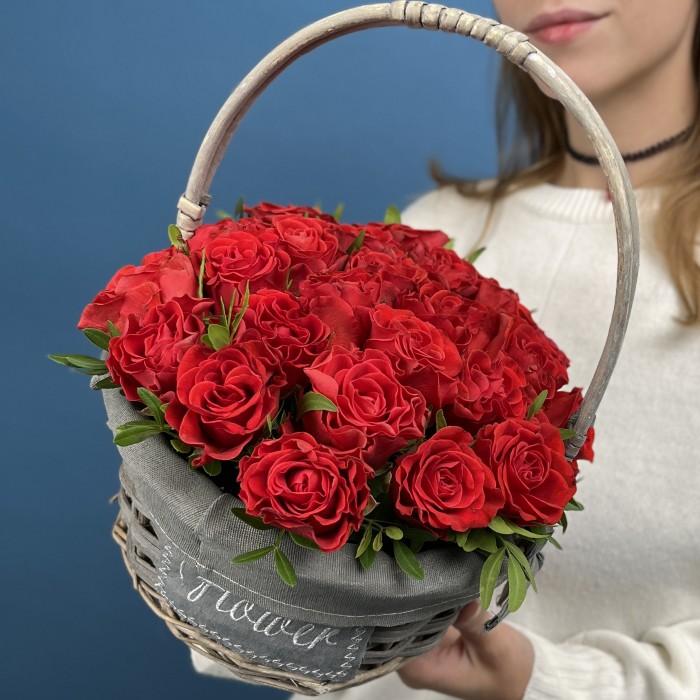 25 алых Роз Эль Торо в корзине